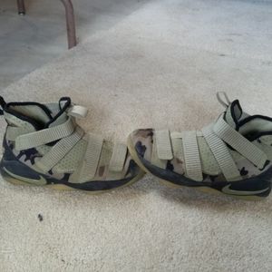 Lebron solider 11 "Camo" size 6